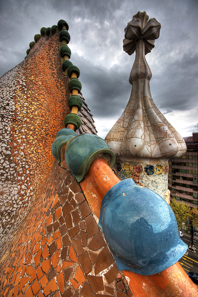 Antoni Gaudí -geleceğe dair bir mimari anlayış. Casa Batlló'nun çatı mimarisinden bir görünüm.